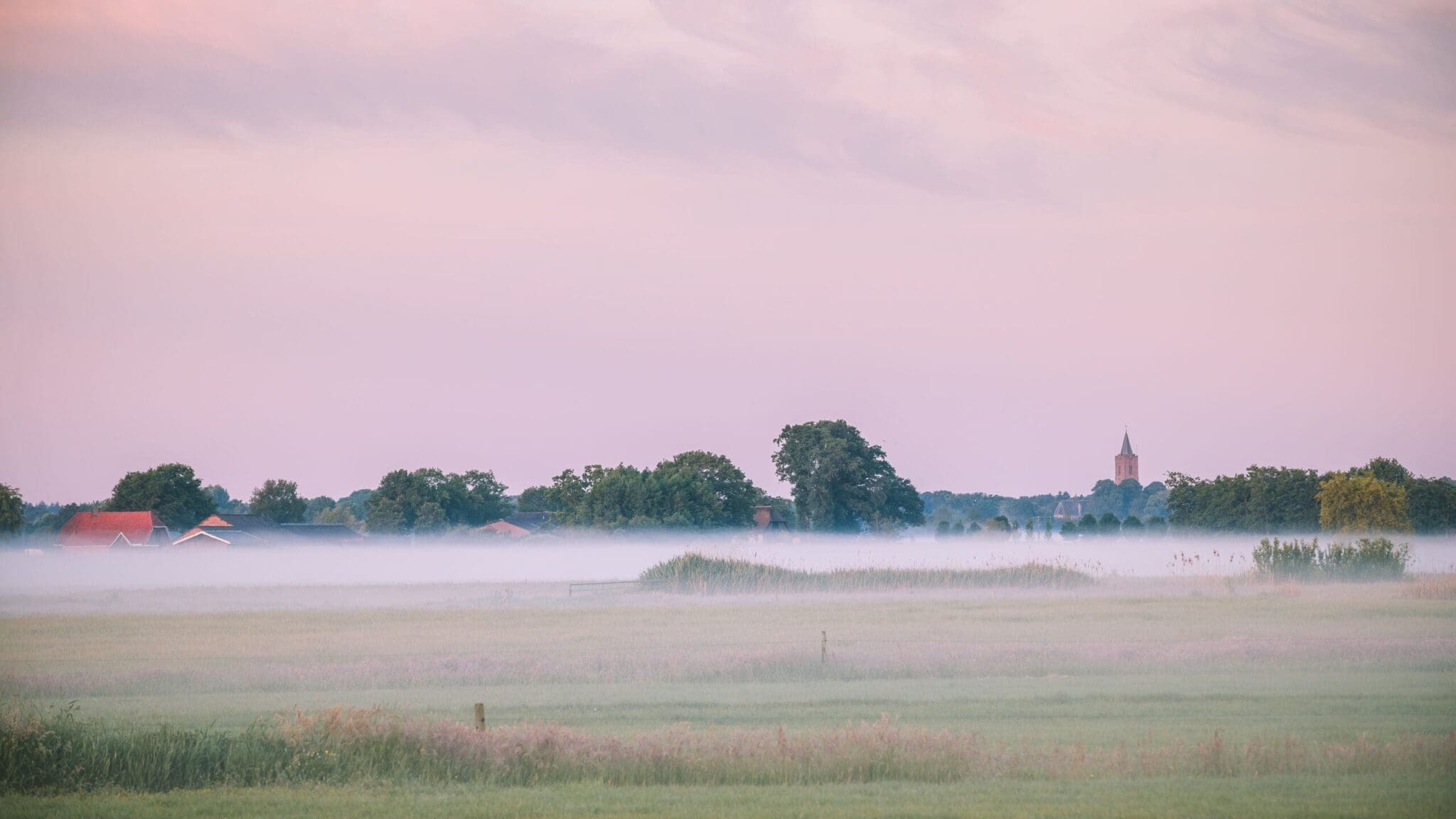 Ochtendmist over de weilanden bij Soest vroeg in de ochtend, uitzicht richting Baarn