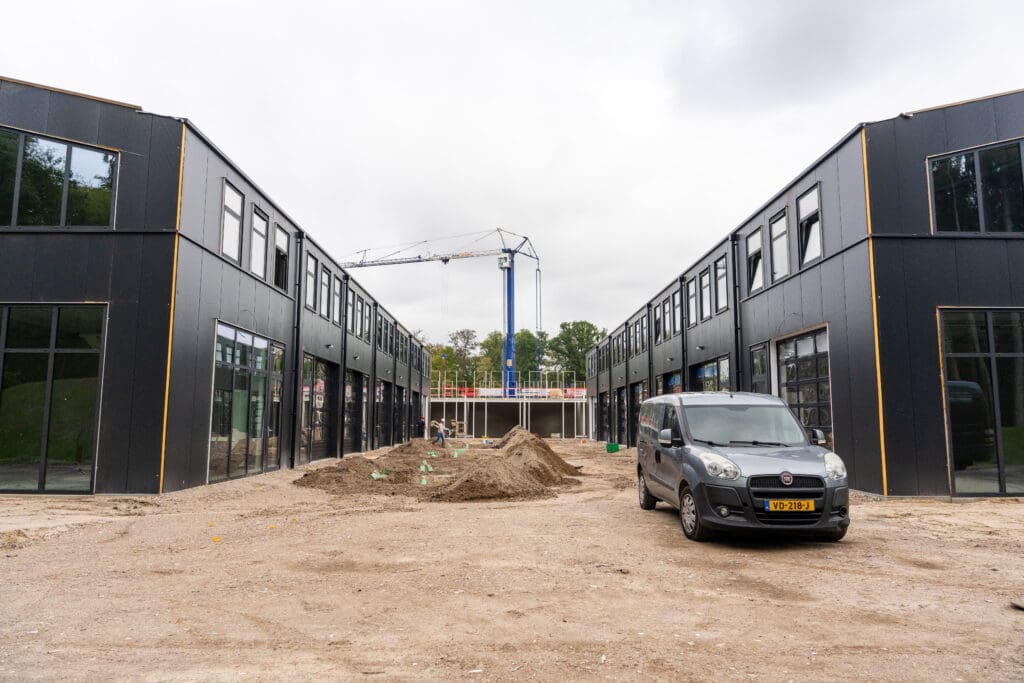 Twee blokken bedrijfsunits in aanbouw langs de centrale rijbaan van Businesspark Soest