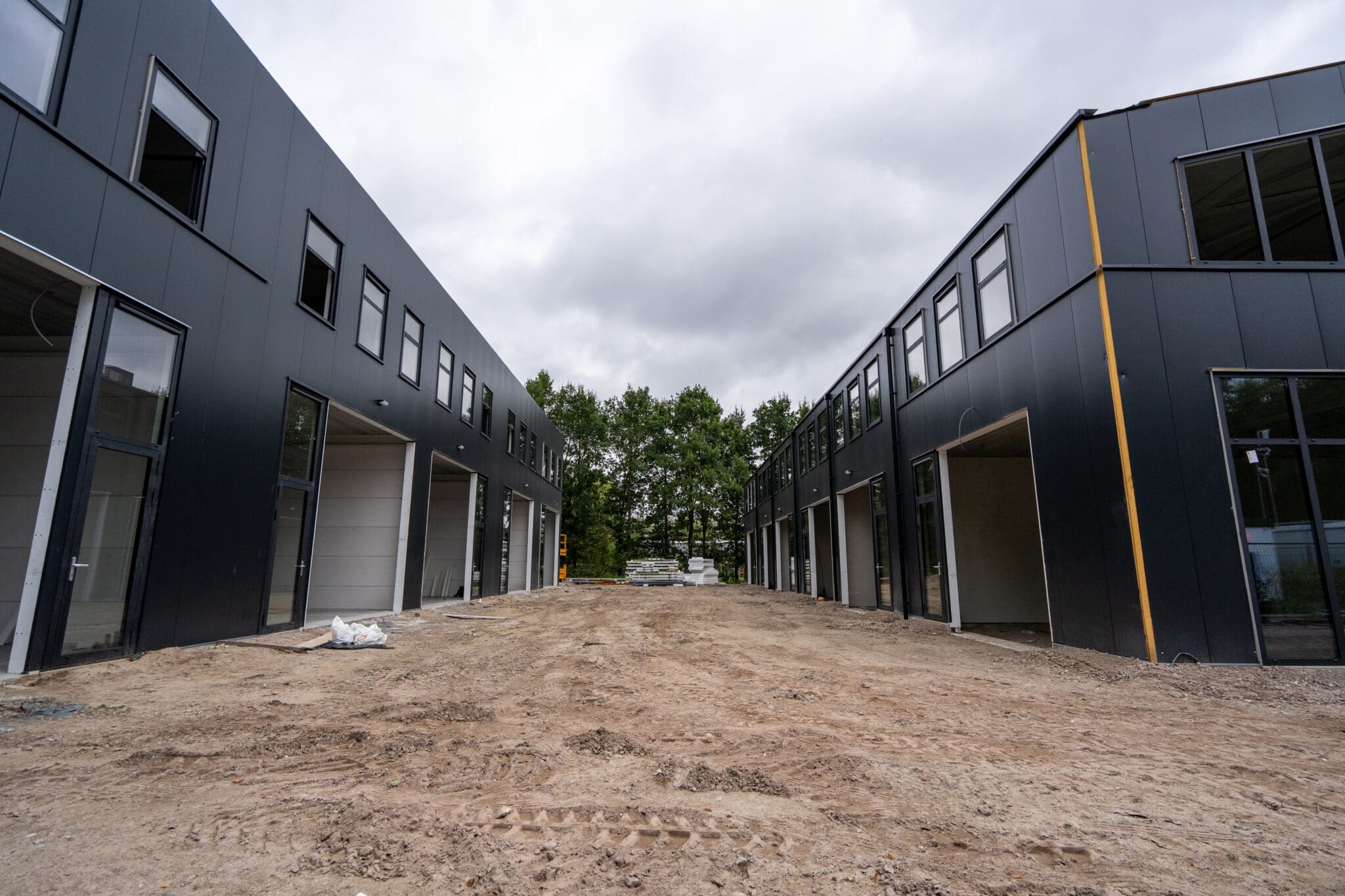 Straatbeeld tussen twee rijen bedrijfsunits op Businesspark Soest
