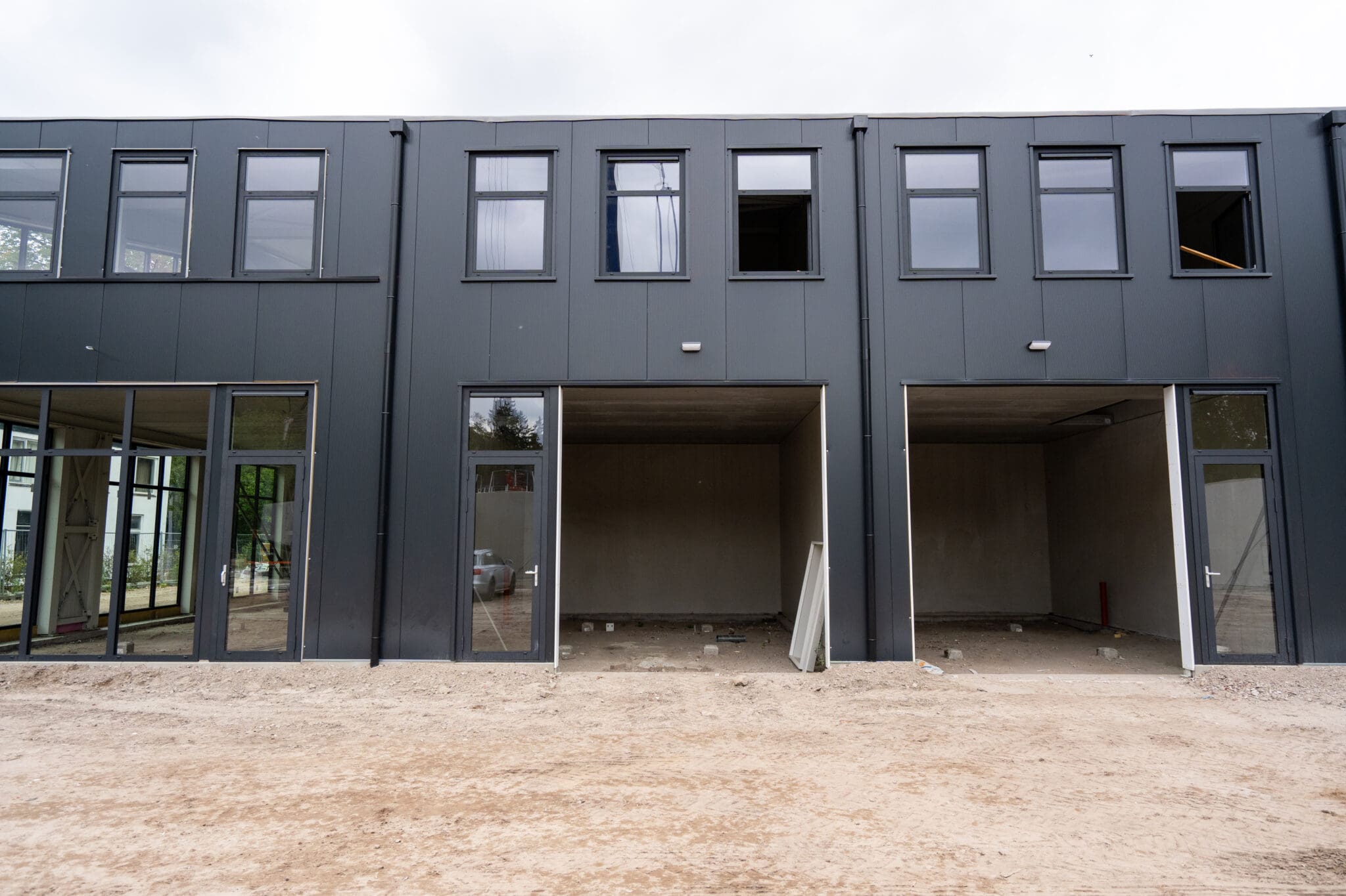 Bedrijfsunits in aanbouw met open gevelopeningen op Businesspark Soest