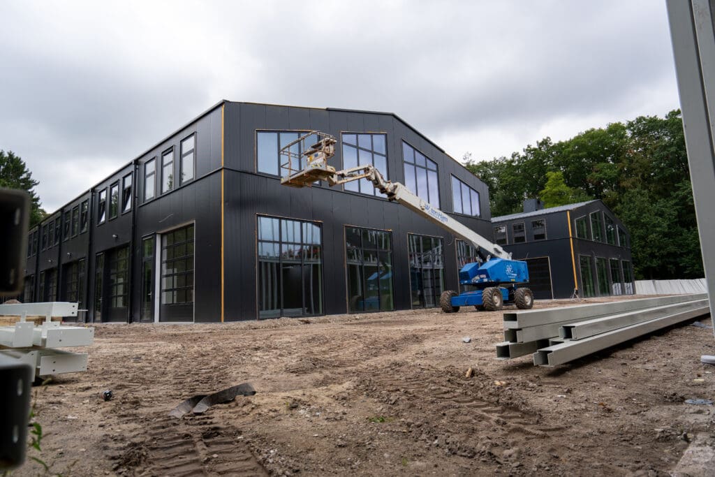 Bouwvoortgang met hoogwerker op Businesspark Soest